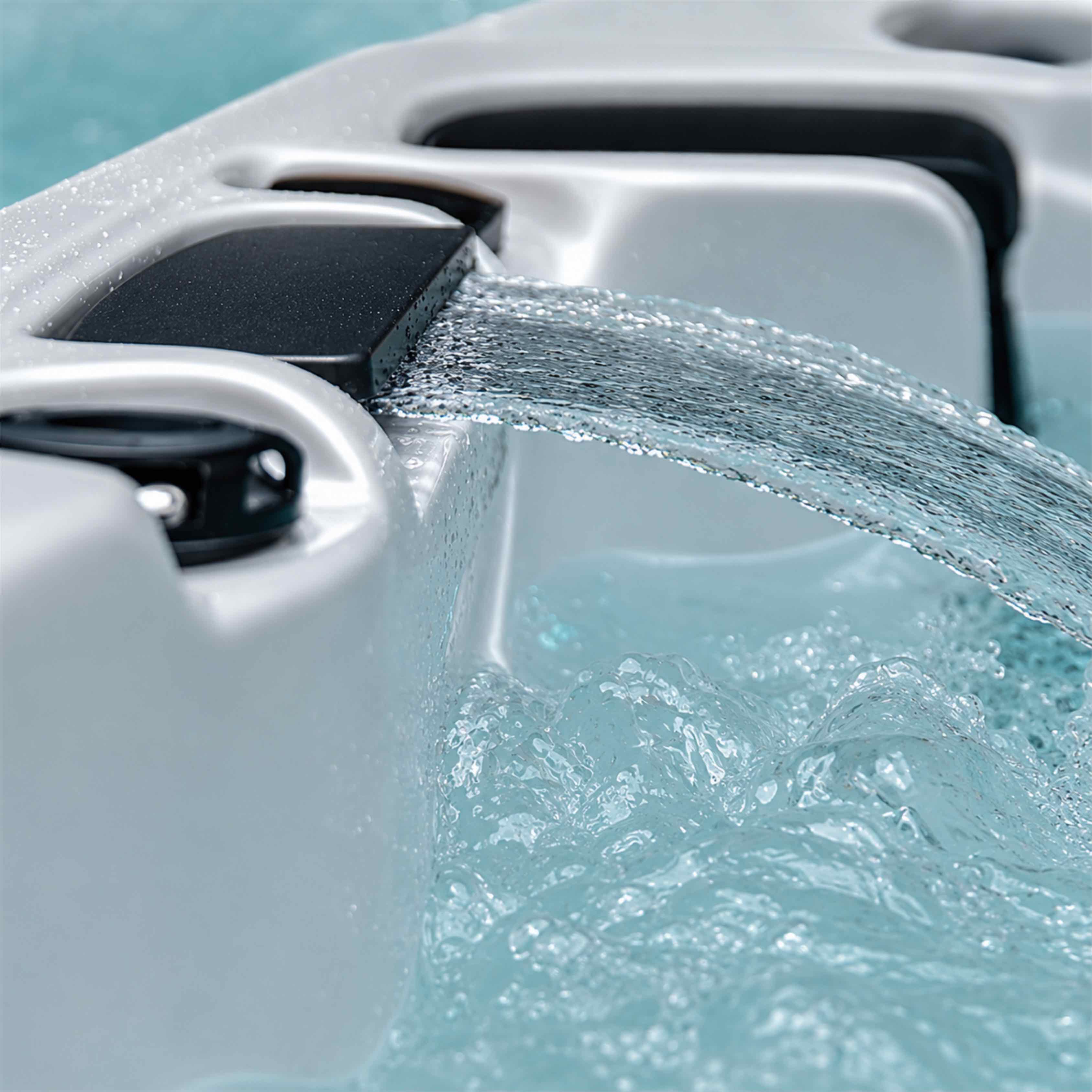 Alpha 823a 5-person hot tube